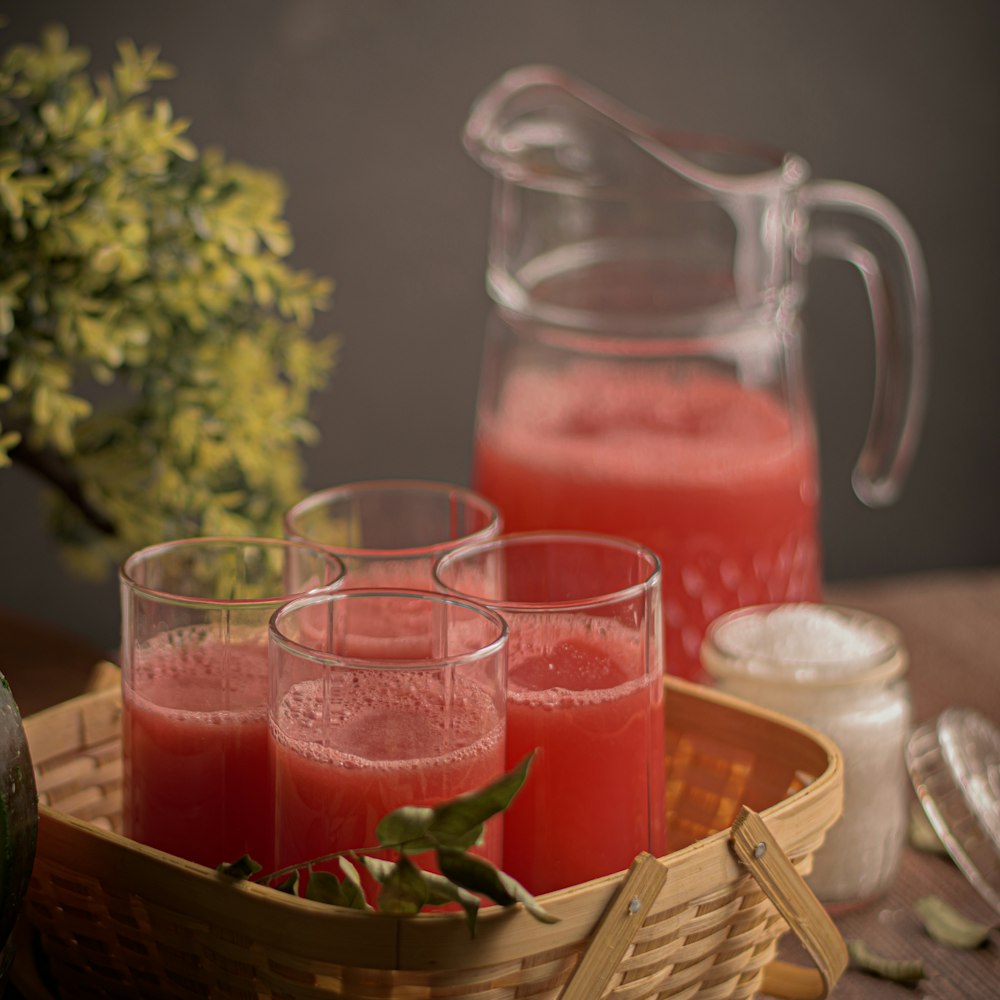 Pichet en verre transparent avec liquide rouge à l’intérieur