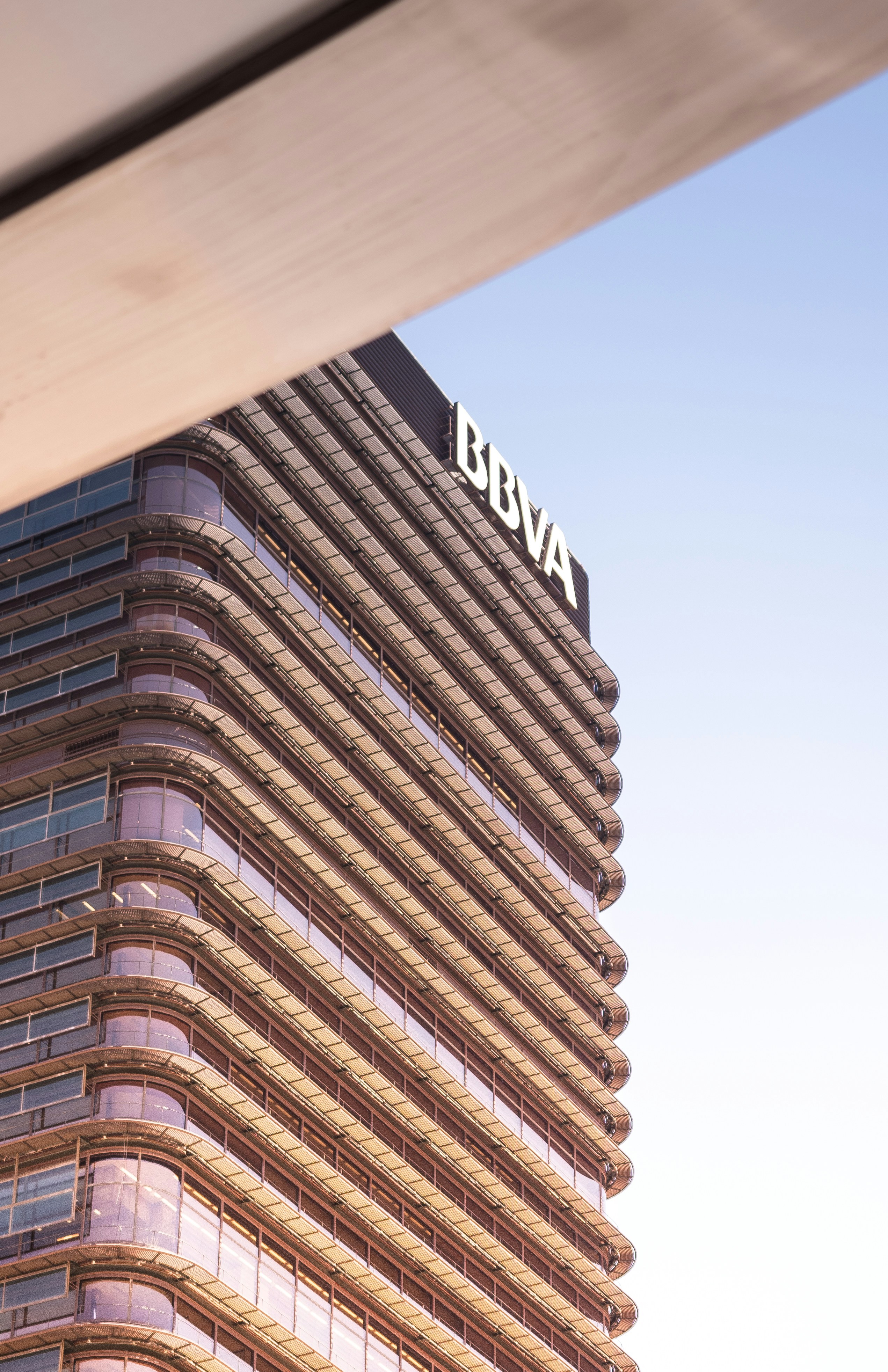 Barclays Maintains Overweight on MGM Resorts International, Lowers Price Target to $42