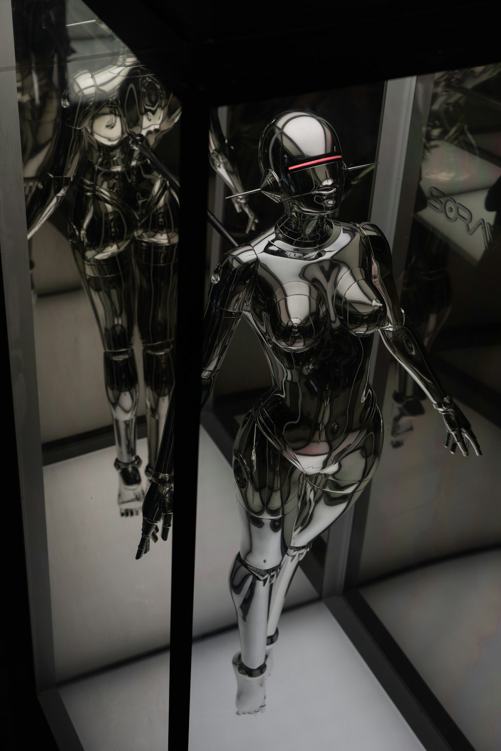 黒と銀のロボットアクションフィギュア