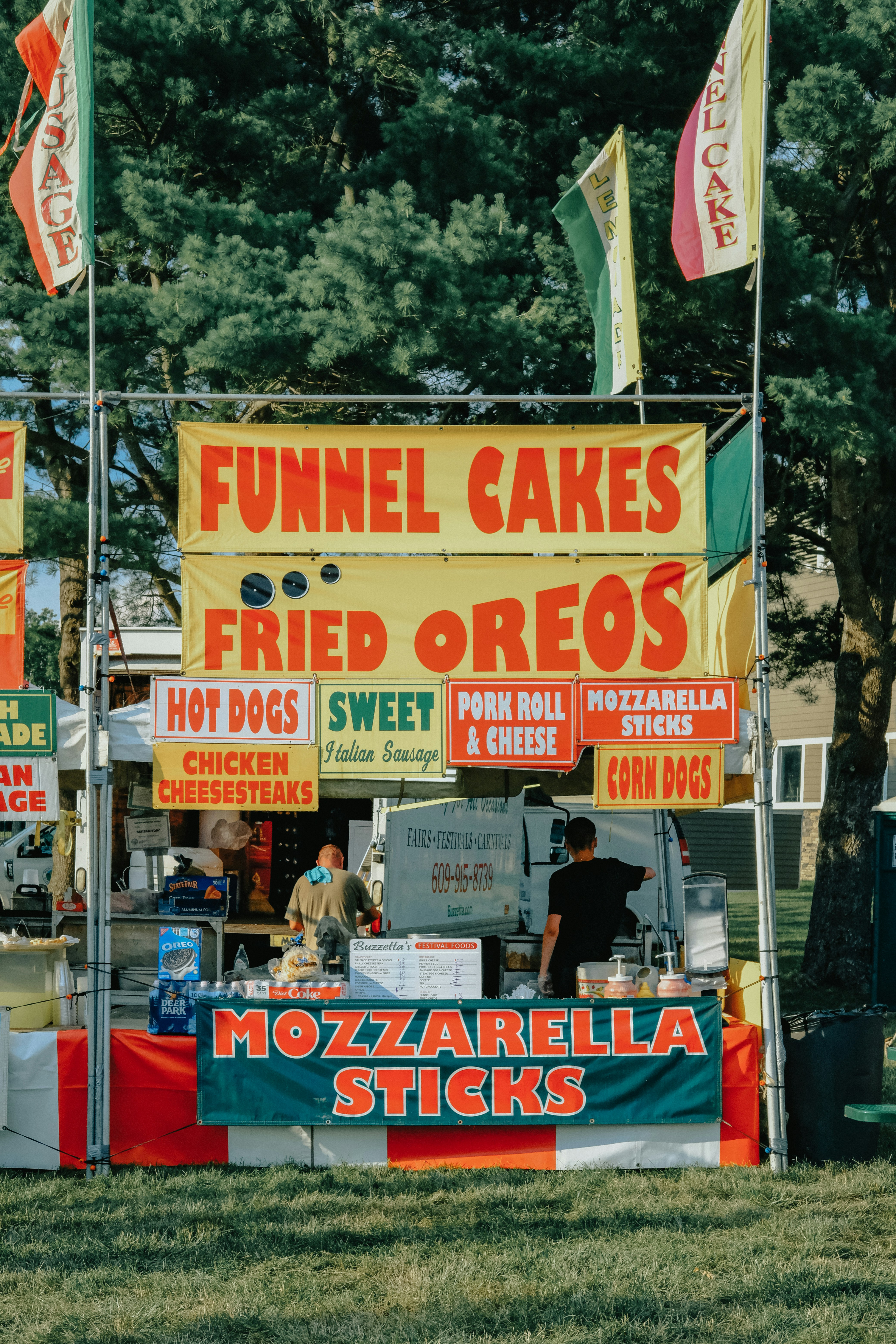 赤と白の素晴らしいラスベガス ネバダ州の看板へようこその写真 Unsplashで見つける人間の無料写真