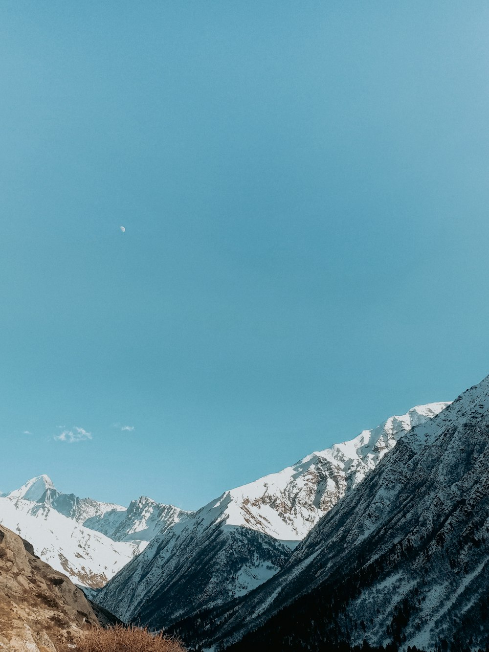 Montaña cubierta de nieve bajo el cielo azul durante el día