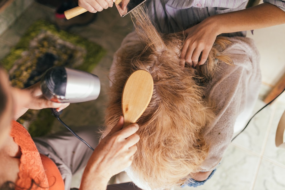 persona vertiendo agua en el cabello de la mujer