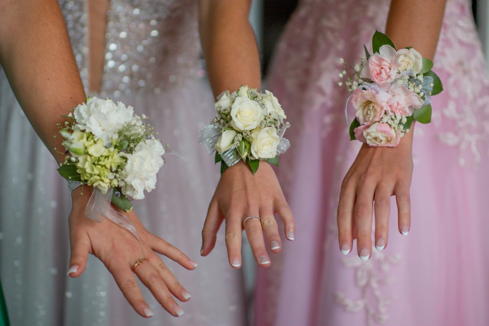 Frau im weißen Brautkleid mit weißem Blumenstrauß