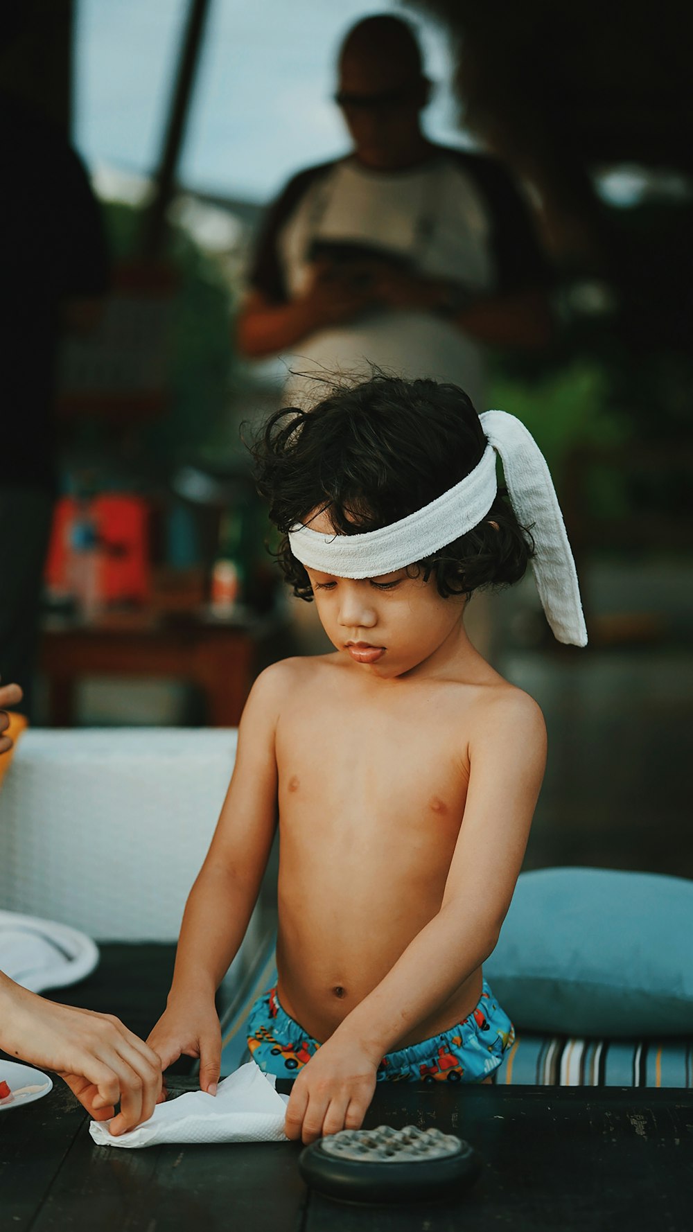 Niño en topless con sombrero blanco