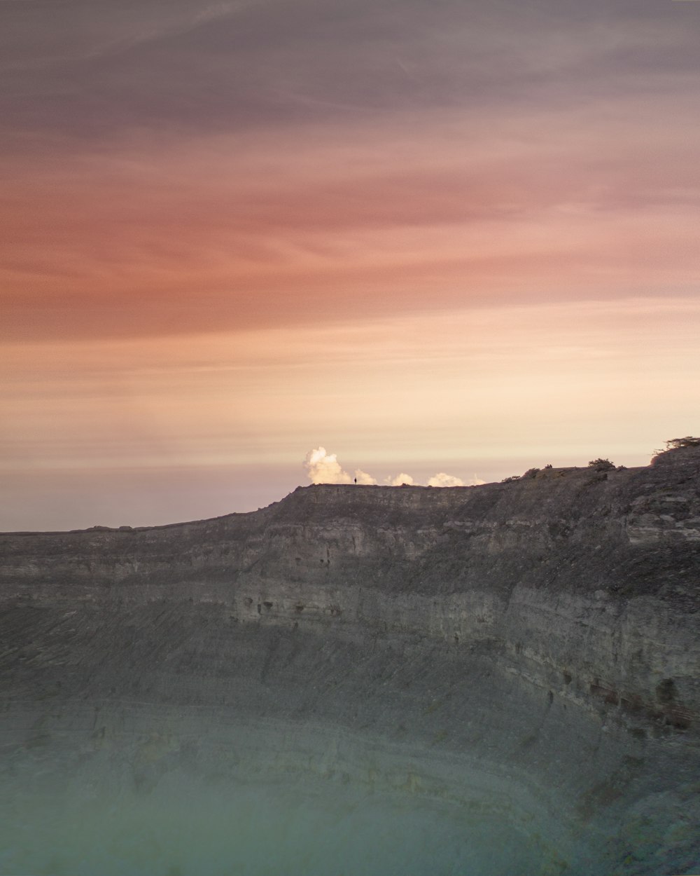 雲のある岩だらけの風景の写真 Unsplashで見つけるインドネシアの無料写真