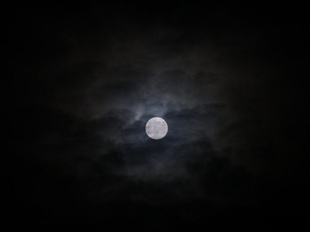 하늘의 보름달