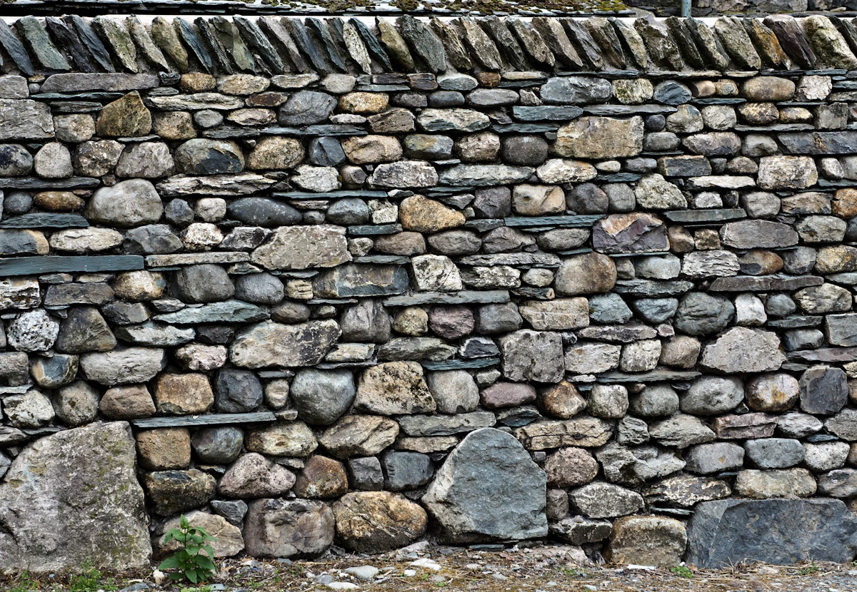 Mur de soutènement en pierre sèche dans un jardin en terrasse