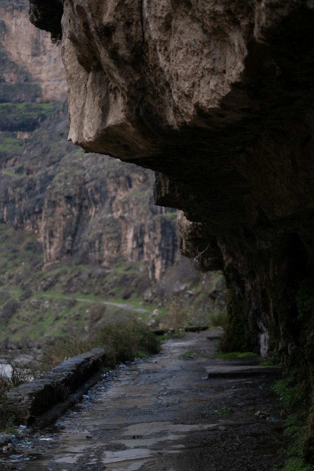 Formación de rocas marrones durante el día