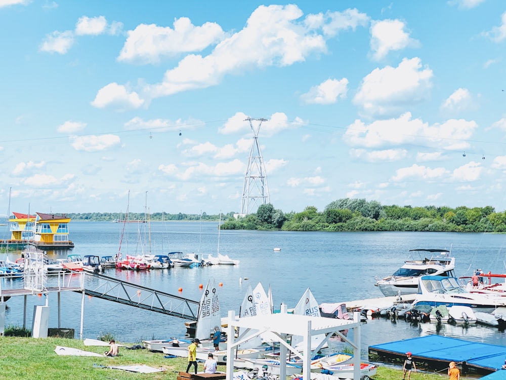 weißes und blaues Boot tagsüber auf See