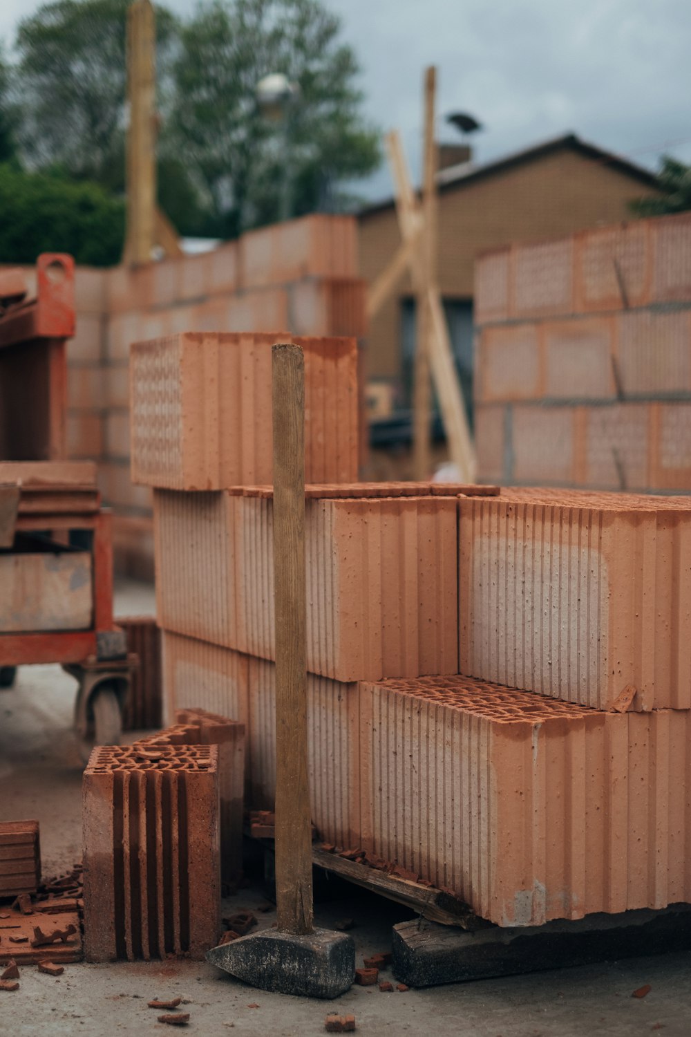 Cajas de madera marrón en palet de madera marrón