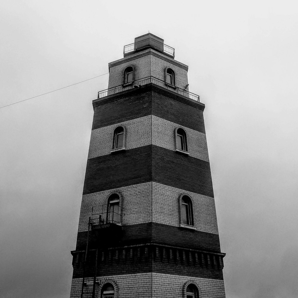 torre di cemento marrone sotto il cielo bianco