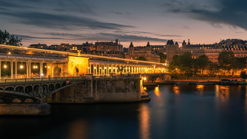 Bâtiment en béton brun près du pont pendant la nuit