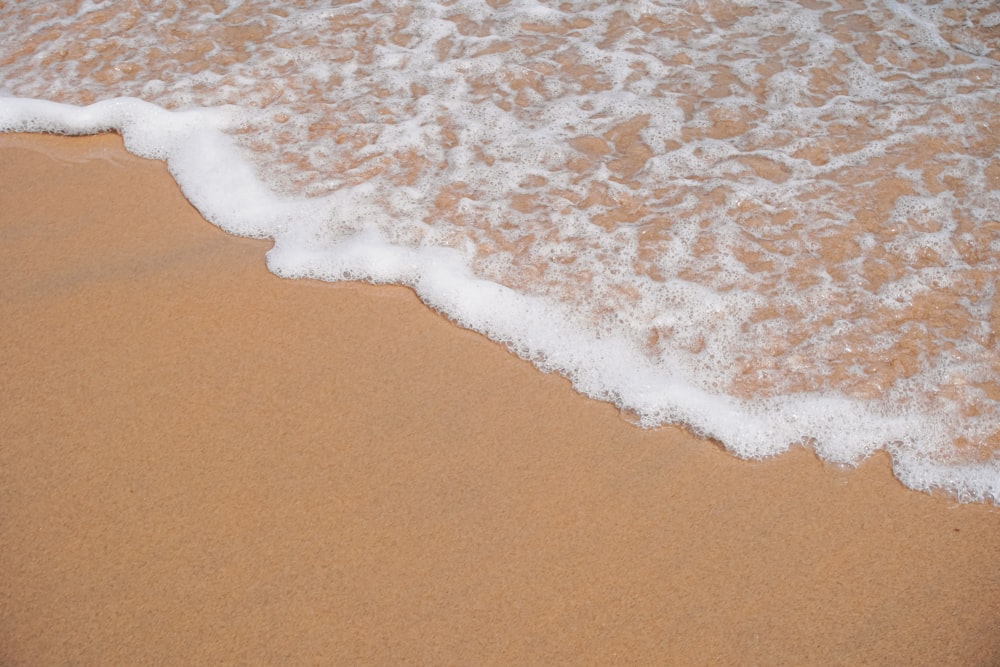 sea waves crashing on shore during daytime