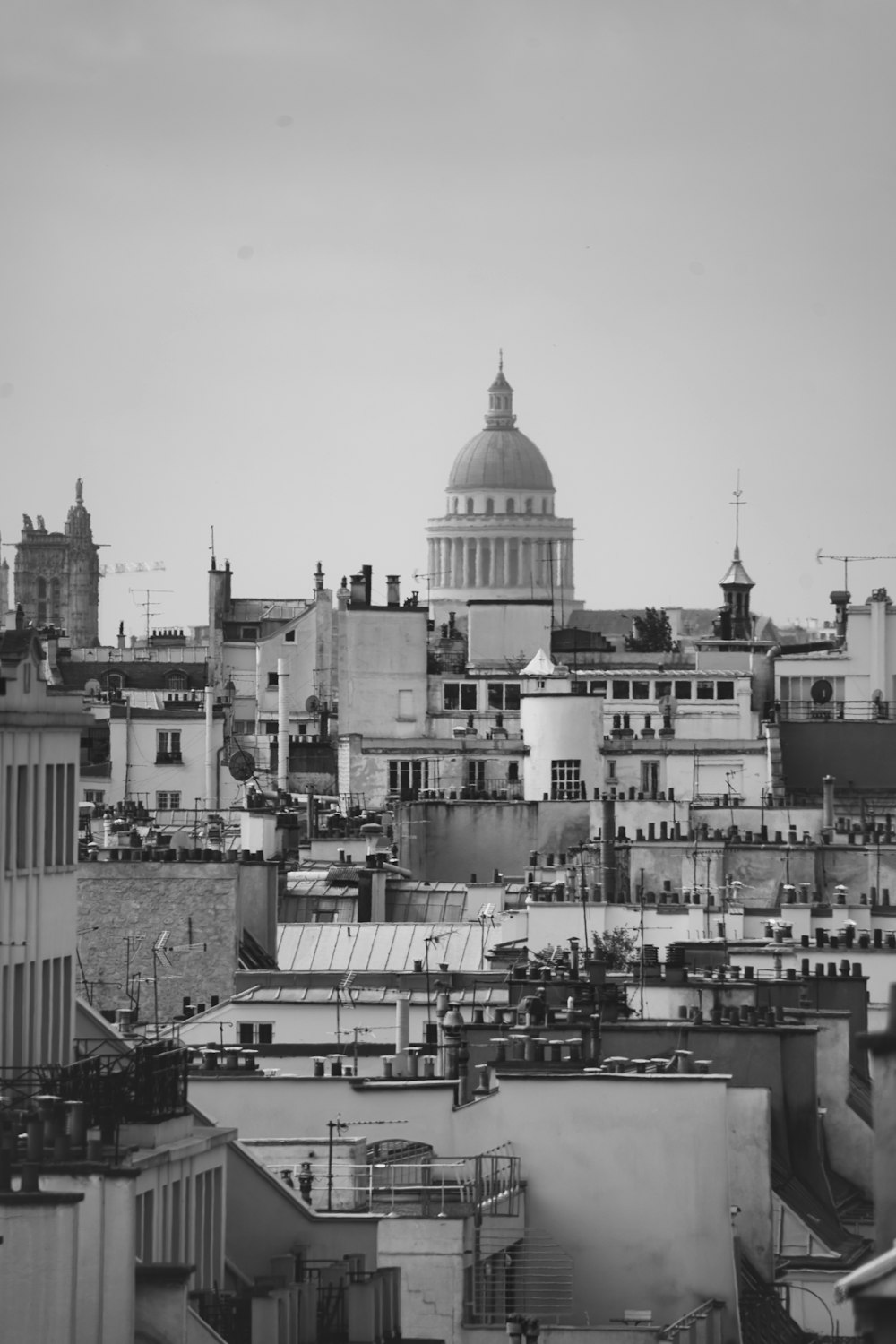 Foto in scala di grigi di edifici della città