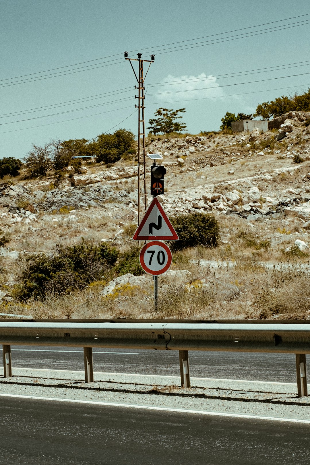 red and white stop sign