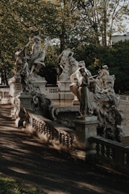 gray concrete statue of people