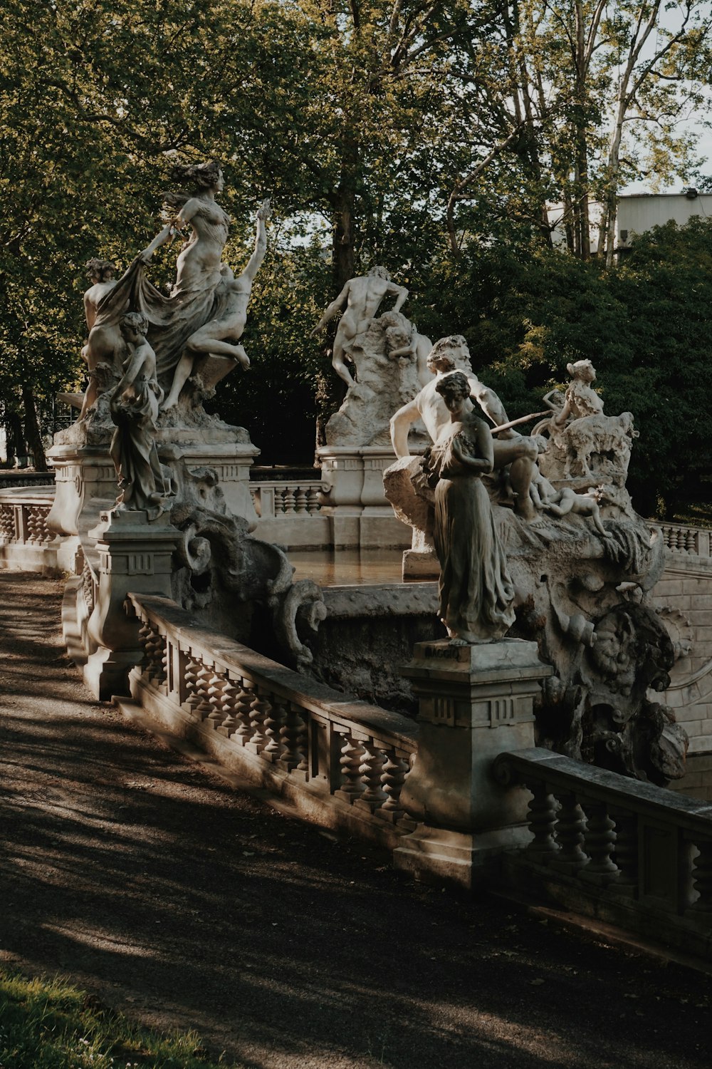 graue Betonstatue von Menschen