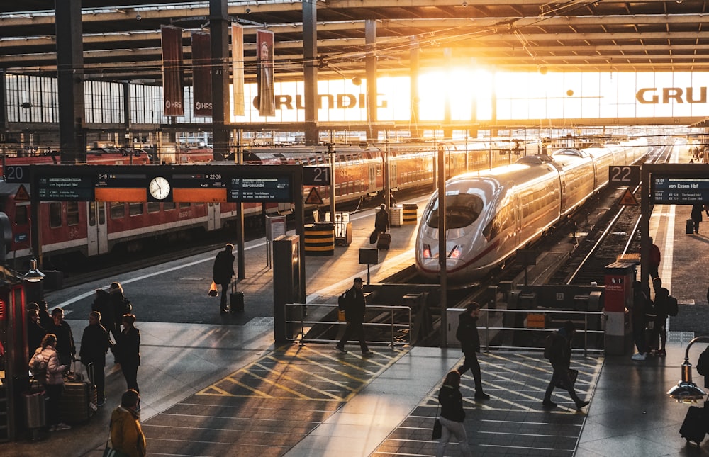 Menschen, die tagsüber auf dem Bahnhof spazieren gehen