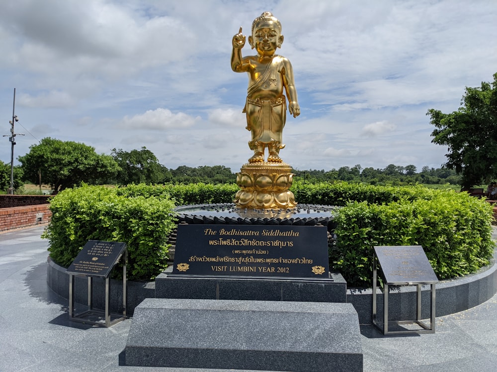 statua d'oro di un uomo