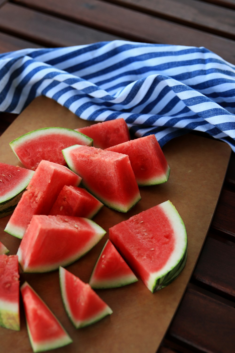 in Scheiben geschnittene Wassermelone auf braunem Holzschneidebrett