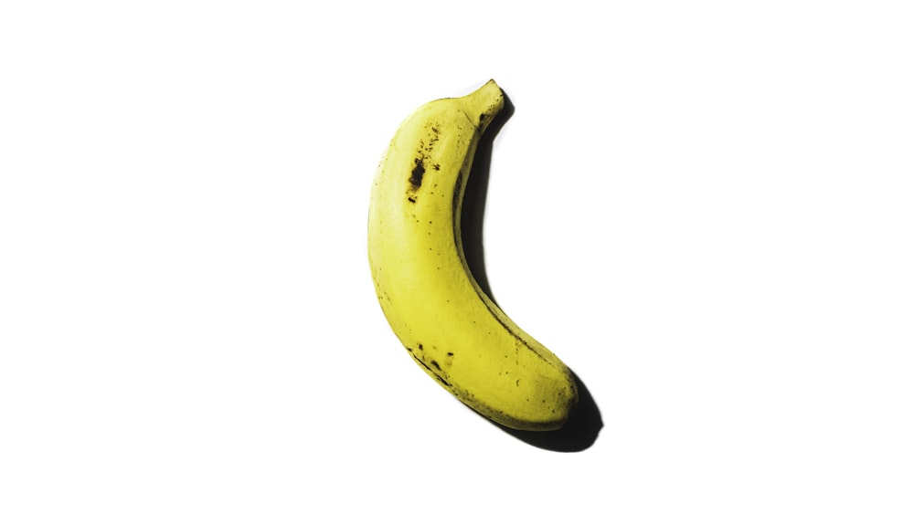 白い背景に黄色のバナナ