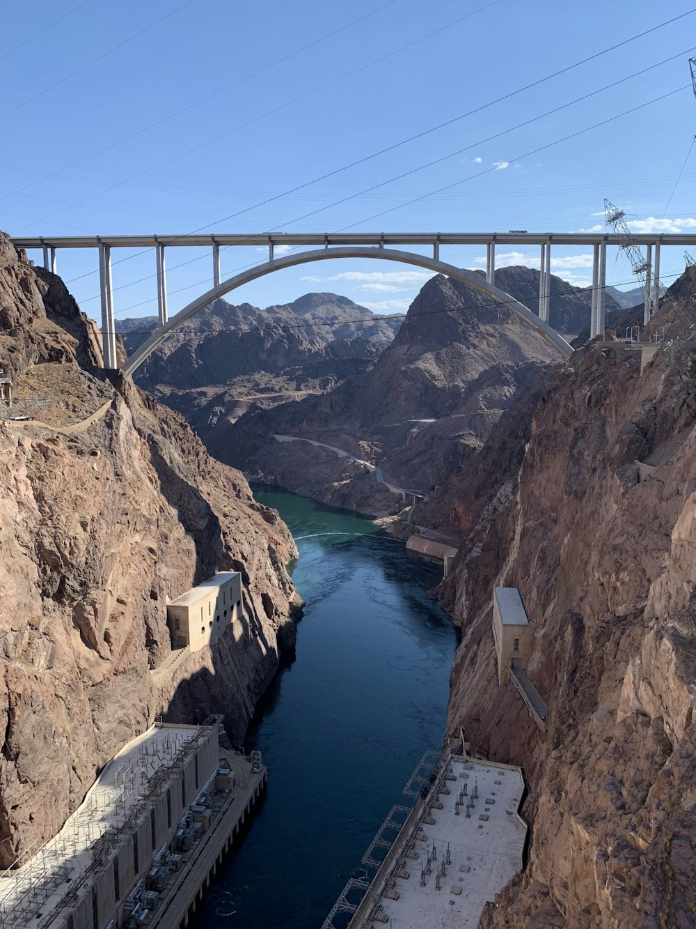 Puente marrón sobre el río durante el día