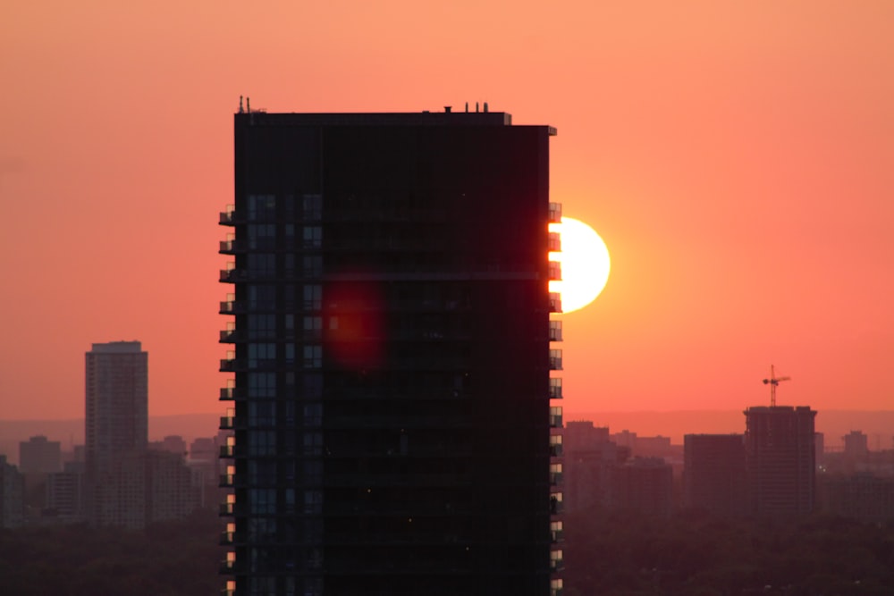 Silueta del edificio durante la puesta del sol