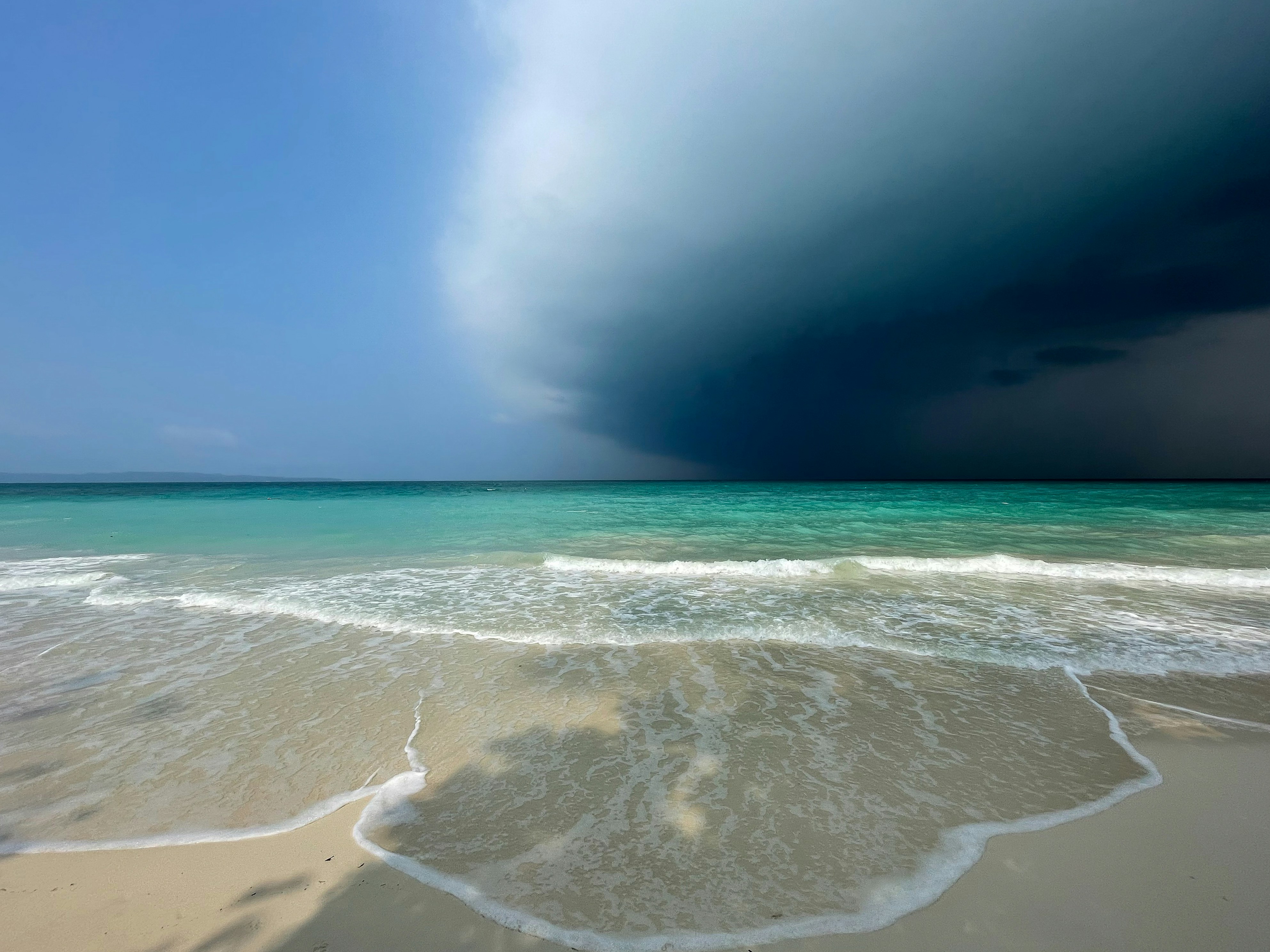 ocean waves crashing on shore during daytime