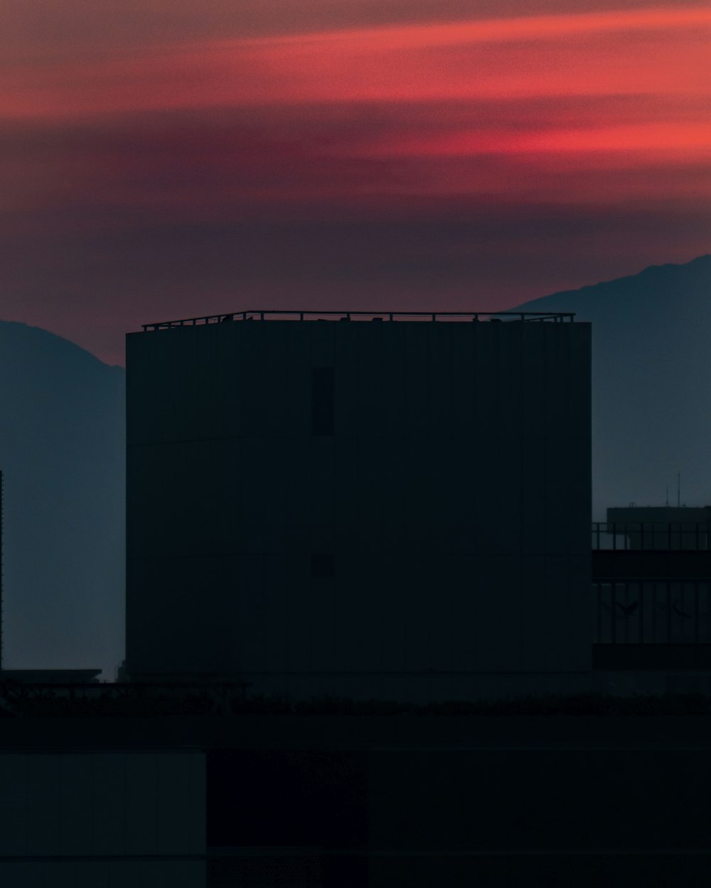 夕暮れ時の建物のシルエット