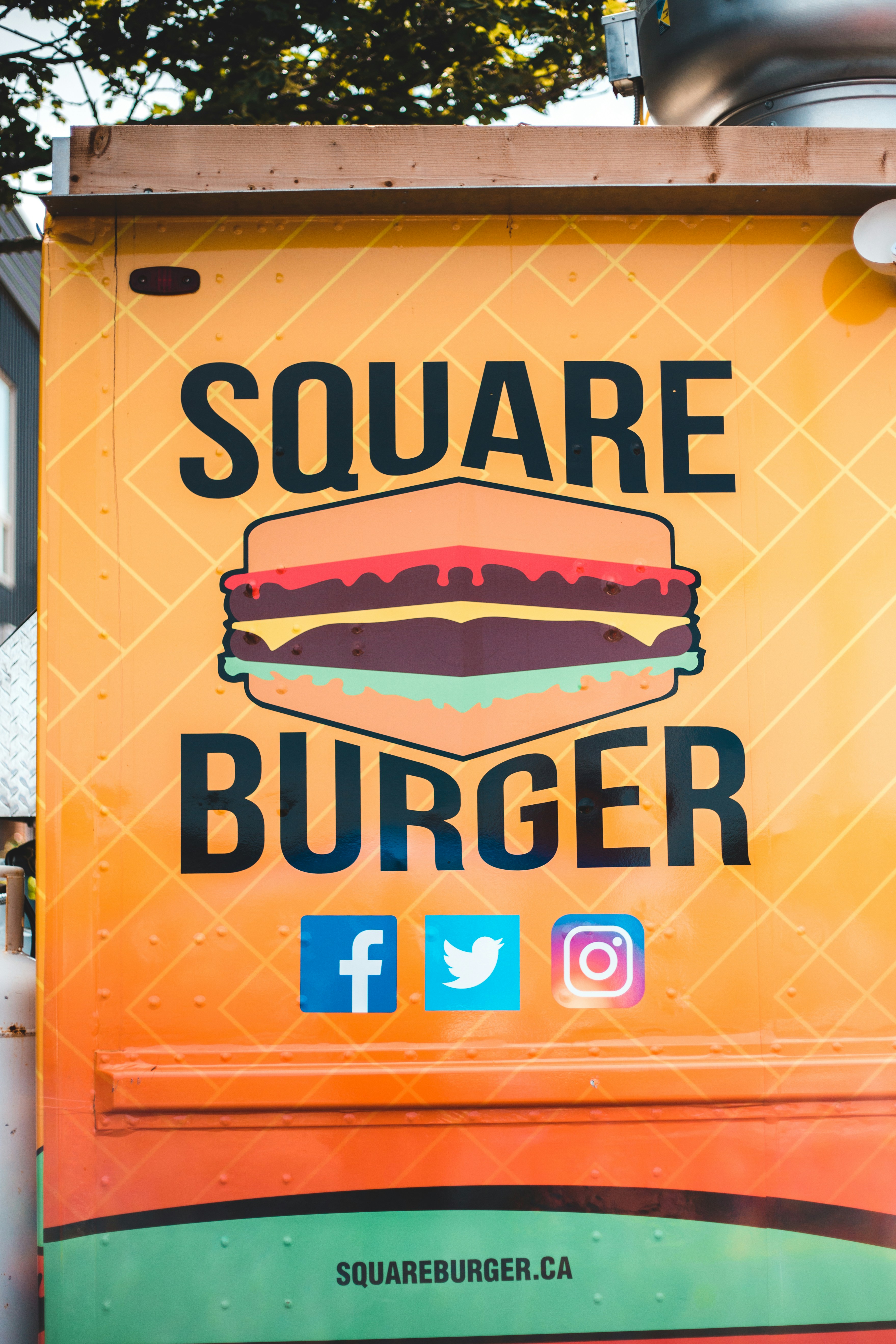 A sign for a restaurant called square burger photo – Free Text Image on ...