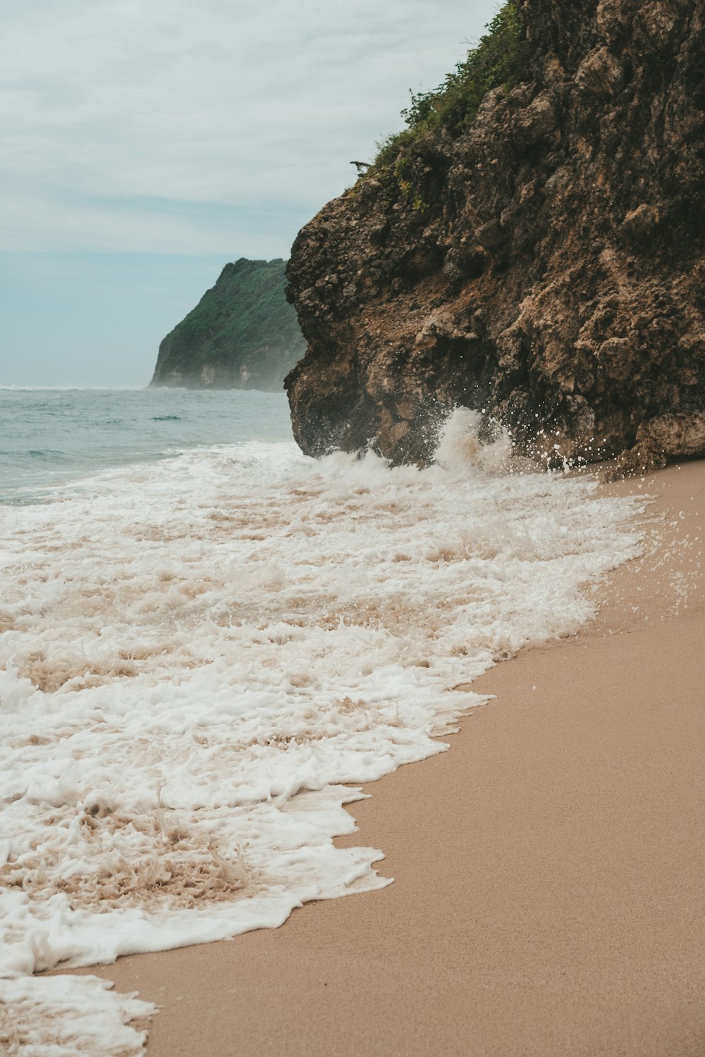 ocean waves crashing on shore during daytime