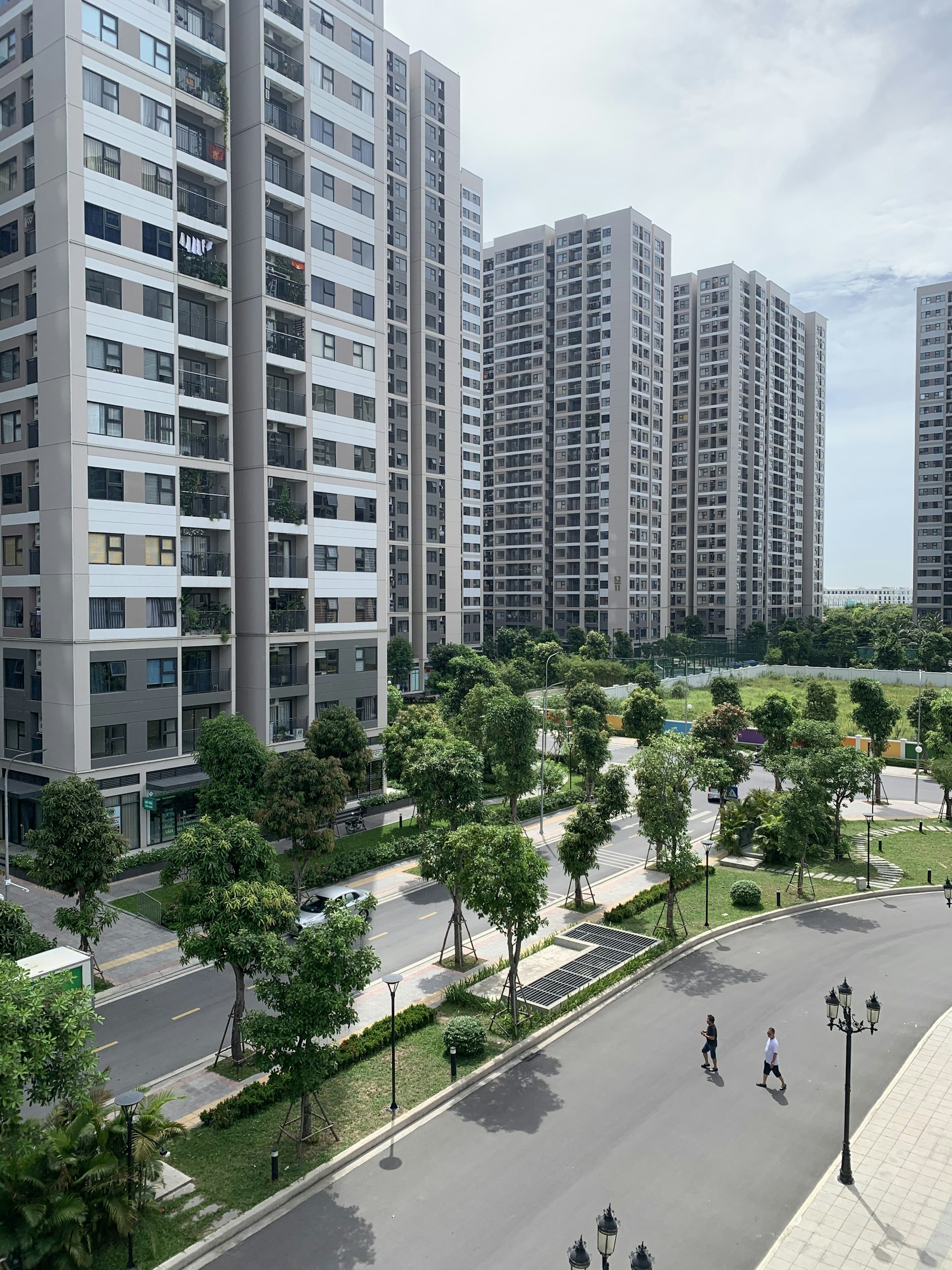 gray computer monitor