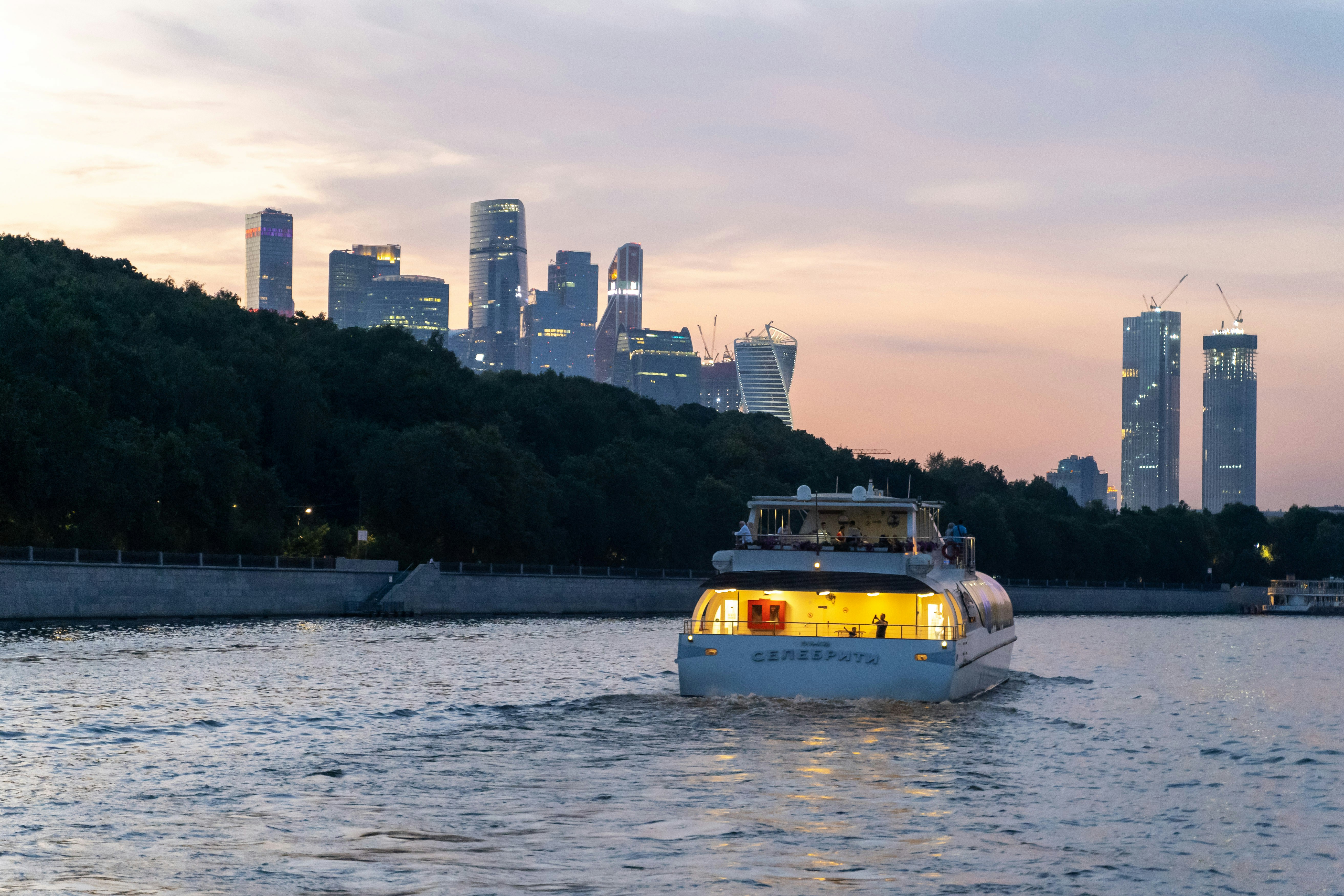 weißes und schwarzes Boot tagsüber auf See