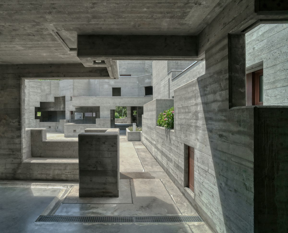 Fachadas e Estruturas em Concreto Aparente no Brutalismo Contemporâneo de Alto Padrão: textura, madeira, vidro e iluminação em 2026