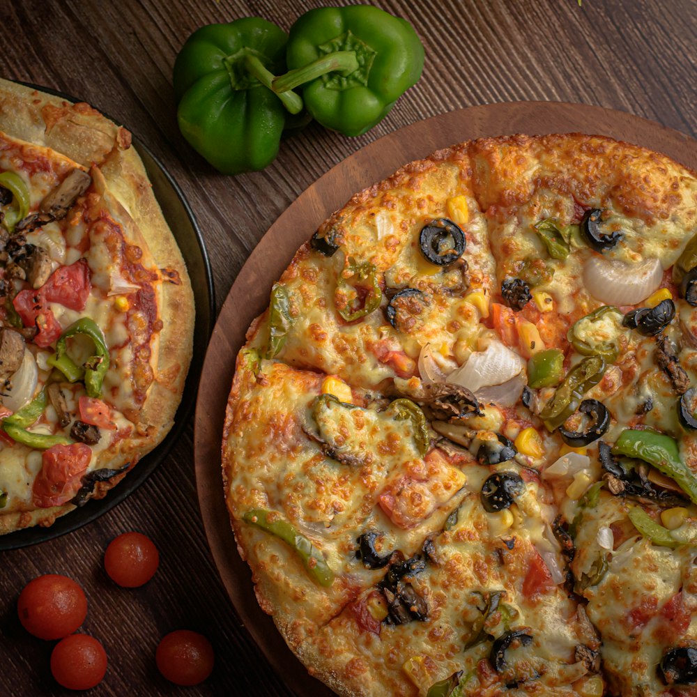 pizza com pimentão verde e queijo na mesa de madeira marrom