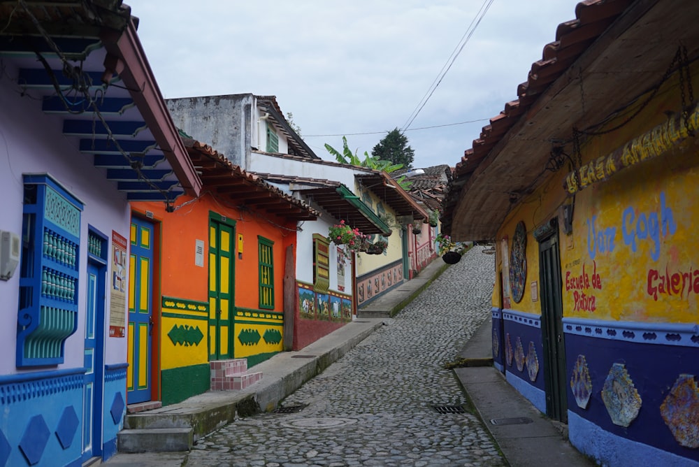 Edificio de hormigón rojo, amarillo, verde y azul durante el día