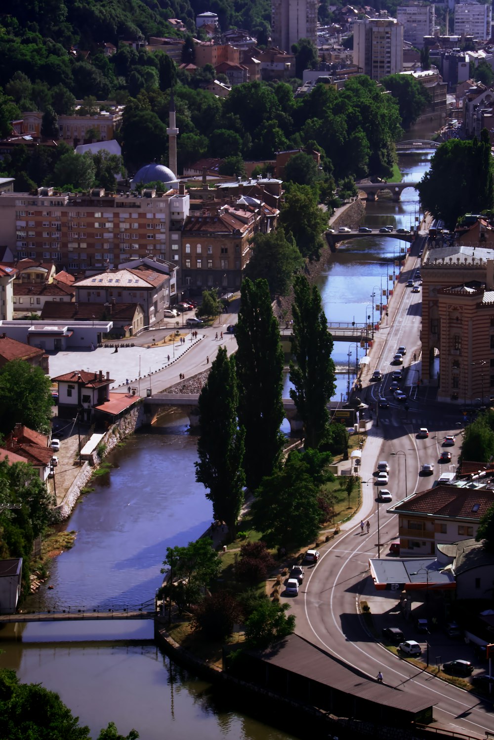 Un río que atraviesa una ciudad rodeada de altos edificios