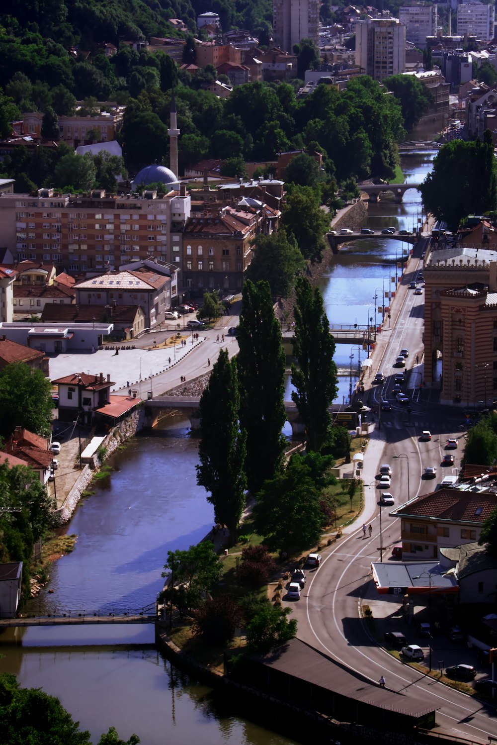 Ein Fluss, der durch eine Stadt fließt, die von hohen Gebäuden umgeben ist