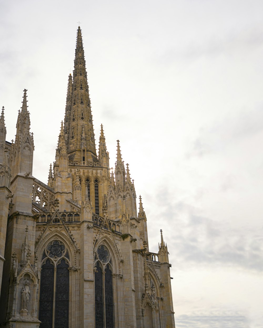 edificio in cemento marrone sotto il cielo bianco durante il giorno