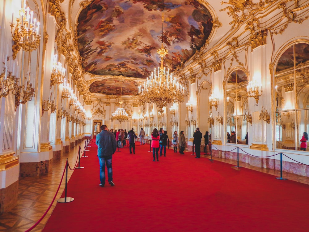 personnes marchant à l’intérieur d’un bâtiment pendant la journée