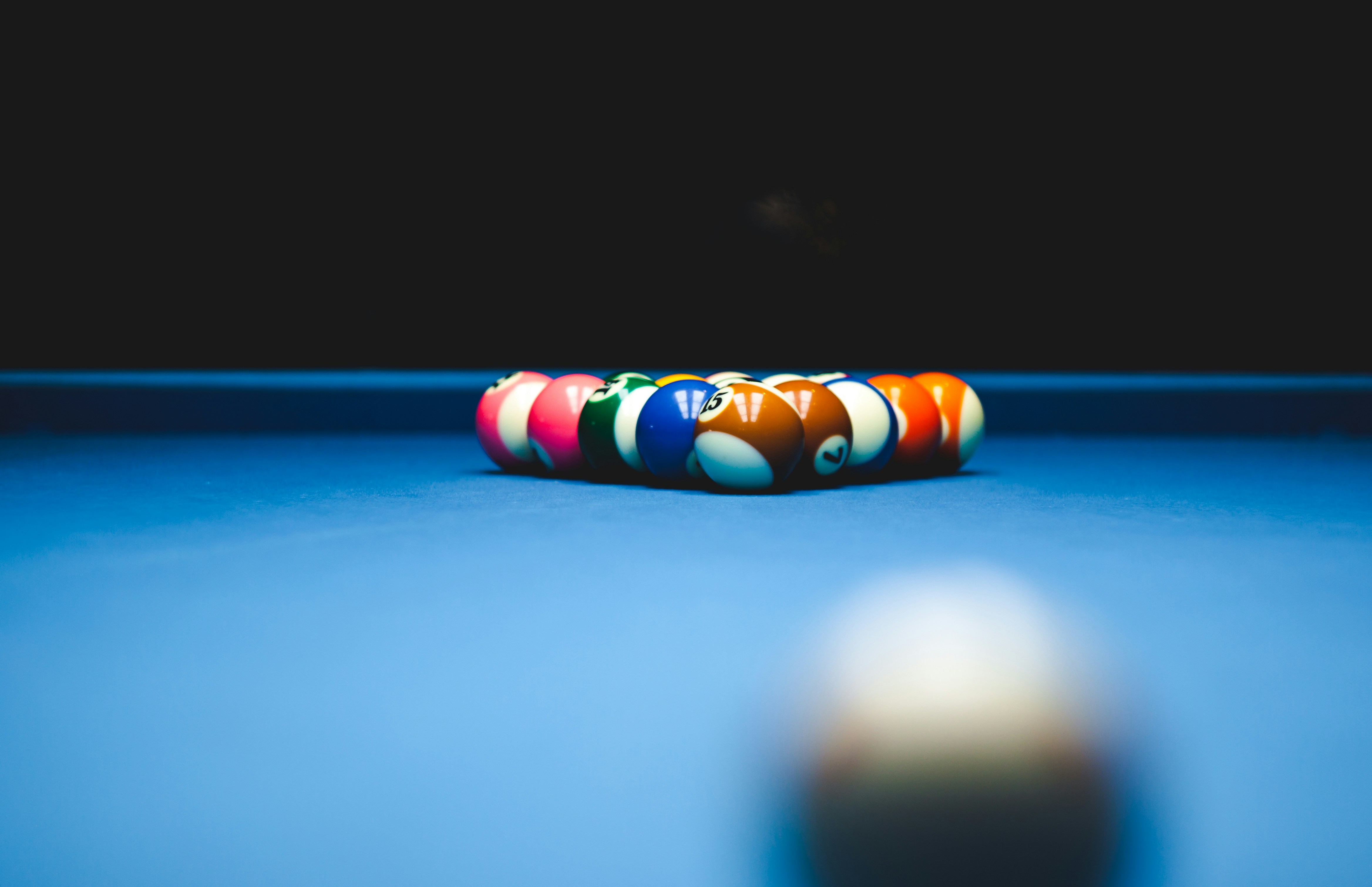 青いビリヤード台のビリヤード ボールの写真 Unsplashの無料家具写真
