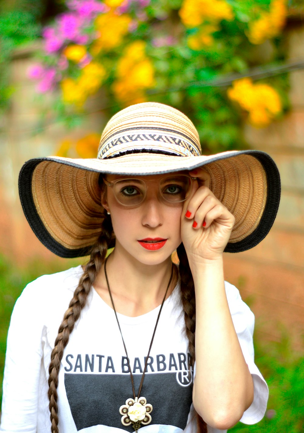 Femme en chemise blanche portant un chapeau de paille marron