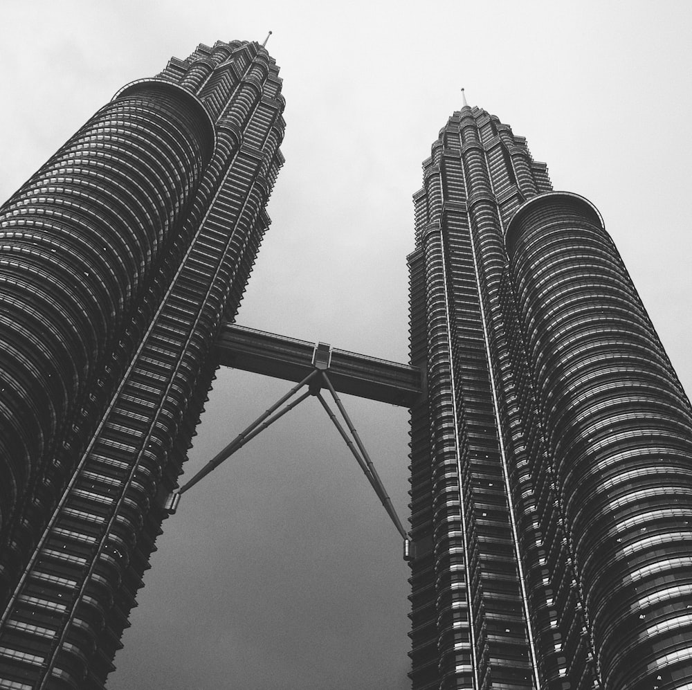 Foto en escala de grises de un edificio de gran altura