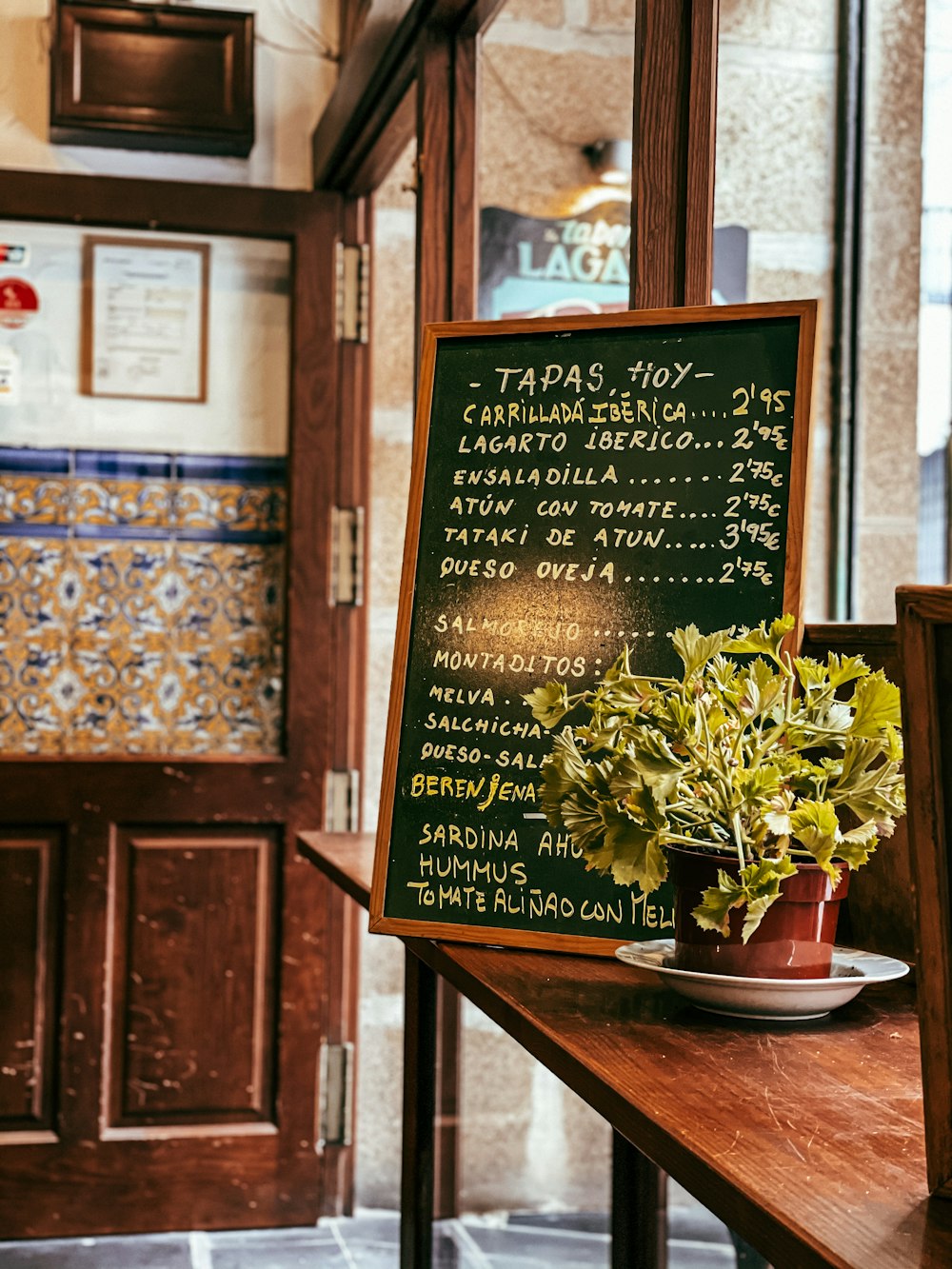 pizarra de tiza con marco de madera marrón