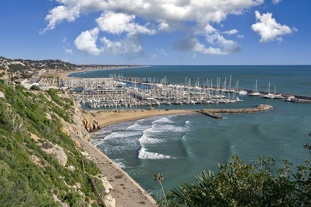 Vue aérienne des bâtiments de la ville près d’un plan d’eau pendant la journée