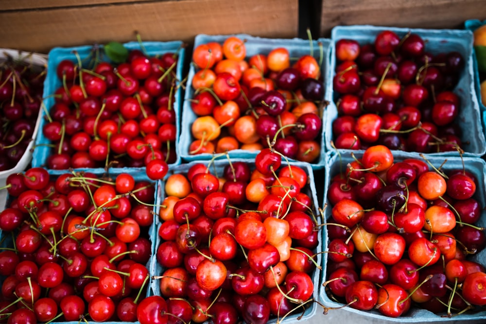 cerises rouges sur caisse en bois marron