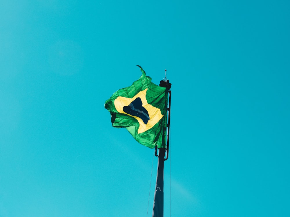 bandeira verde e branca sob o céu azul durante o dia