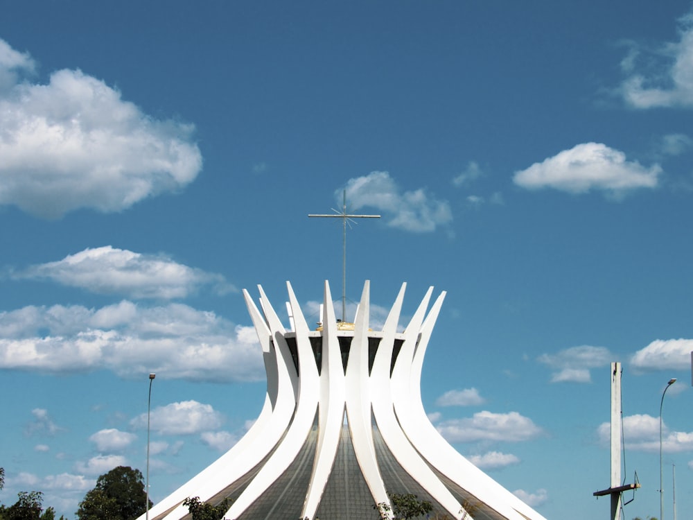 A tall tower with a blue sky photo – Free Brazil Image on Unsplash