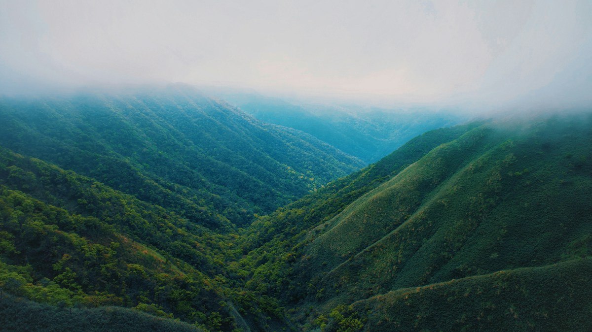 宜蘭山區雲霧壓在翠綠山谷上方