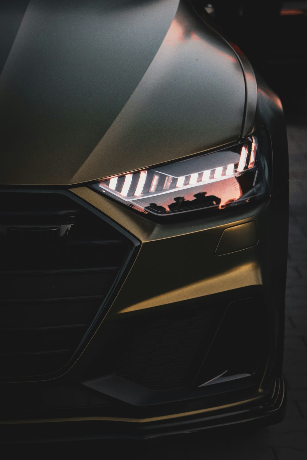 black and silver car grill